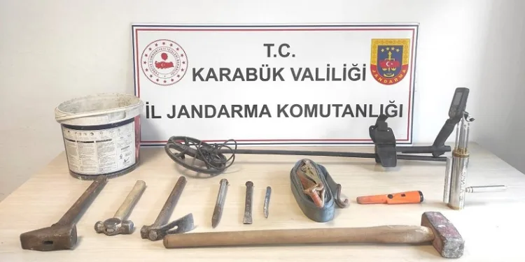 Tarihi kentte define arayan 5 kişi yakalandı