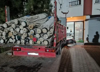 Kontrolden çıkan kamyon dükkana daldı