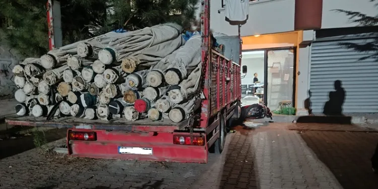 Kontrolden çıkan kamyon dükkana daldı