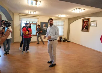 Belediye başkanının makam koltuğu ve masası haczedildi