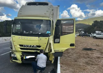 Otomobil ile kamyon çarpıştı: 1 yaralı