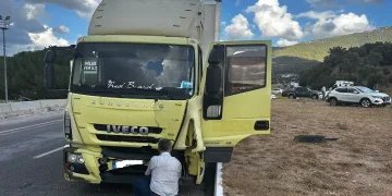 Otomobil ile kamyon çarpıştı: 1 yaralı