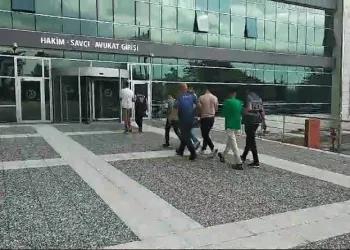 Sahte altınlarla kuyumcuyu 80 bin lira dolandılar