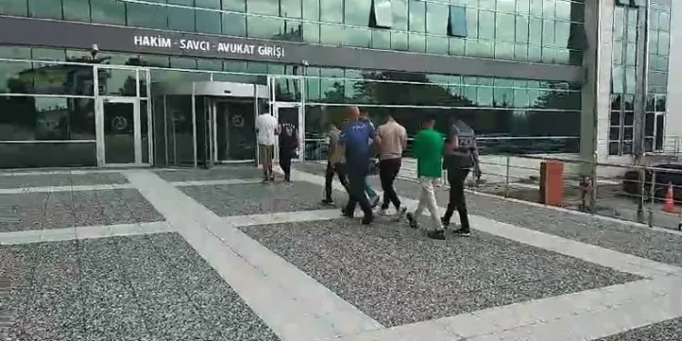 Sahte altınlarla kuyumcuyu 80 bin lira dolandılar