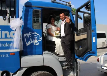 Damat, gelini nikah masasına vinçle getirdi
