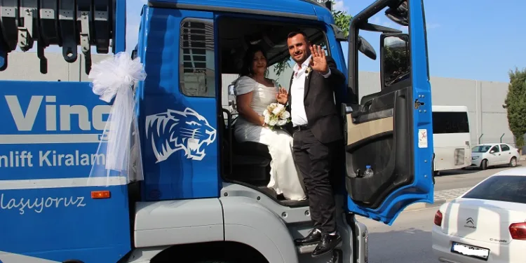 Damat, gelini nikah masasına vinçle getirdi