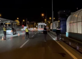 Bursa’da motokurye bariyerlere girdi: 1 ölü