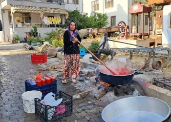 İznik’te kışlık salçalar kaynamaya başladı