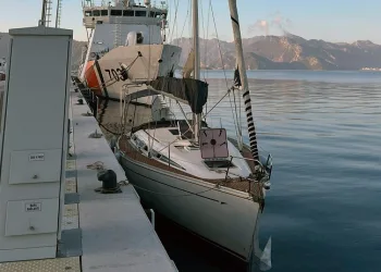 Yelkenli teknede 3 göçmen kaçakçısı ve 35 düzensiz göçmen yakalandı