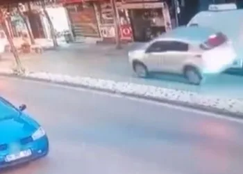 Bursa’da park halindeki araca çarpıp kaçtı