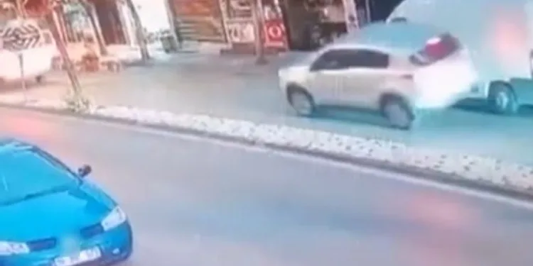 Bursa’da park halindeki araca çarpıp kaçtı