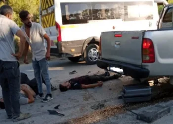 Bursa’da kamyonet ile otomobil kafa kafaya çarptı : 6 yaralı