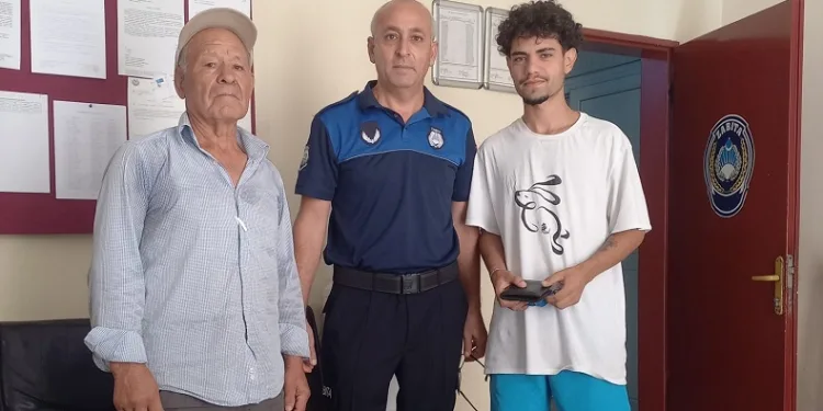 Bulduğu cüzdanı zabıtaya teslim etti