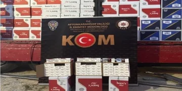 Polis kamyonda milyonlarca boş makaron ele geçirdi