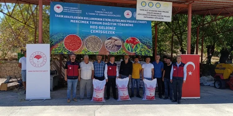 Çemişgezek’te 23 çiftçiye tohum dağıtıldı