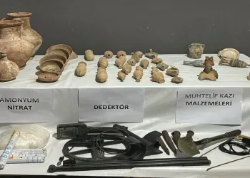 Tarihi eserleri piyasaya sürerken yakalandılar