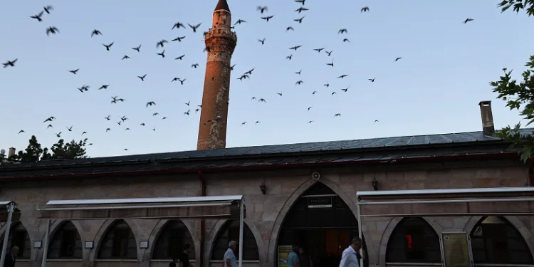 831 yıllık camide mevlit programı