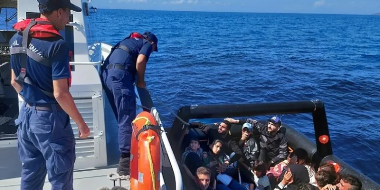 114 düzensiz göçmen karaya çıkarıldı:3 gözaltı