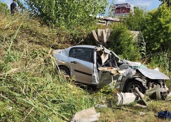 Otomobil tarlaya uçtu:1 ölü, 3 yaralı