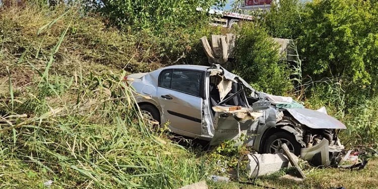 Otomobil tarlaya uçtu:1 ölü, 3 yaralı
