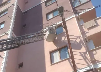Evde kilitli kalan bebeği itfaiye kurtardı