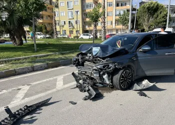 Otomobille çarpışan motosikletteki 3 kişi yaralandı