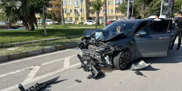 Otomobille çarpışan motosikletteki 3 kişi yaralandı