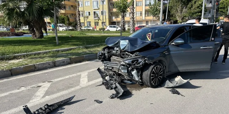 Otomobille çarpışan motosikletteki 3 kişi yaralandı