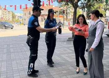 İnegöl’de İlçe Emniyet Müdürlüğü ekiplerinden vatandaşları bilgilendirme çalışması