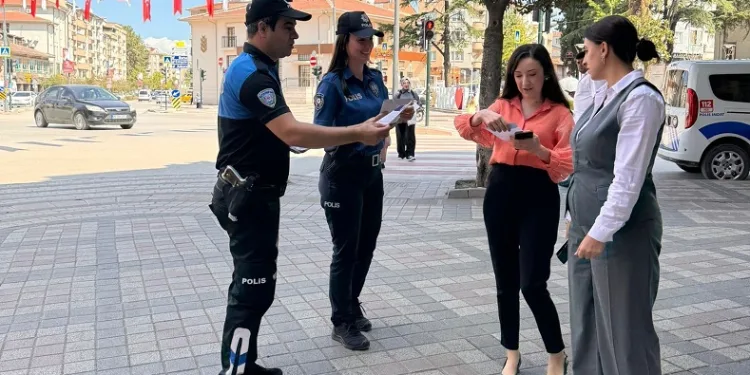 İnegöl’de İlçe Emniyet Müdürlüğü ekiplerinden vatandaşları bilgilendirme çalışması