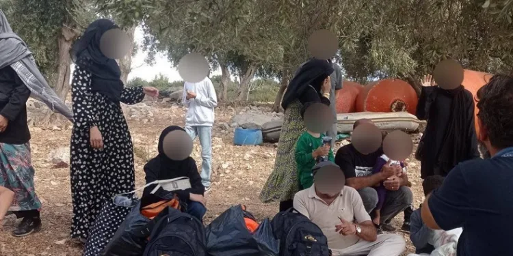 Lastik bota binerken suçüstü yakalandılar