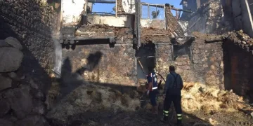 Köyde çıkan yangında 4 ev yanarak kullanılamaz hale geldi