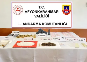 Uyuşturucu satmak isteyen şahıslar suikast silahıyla yakalandı