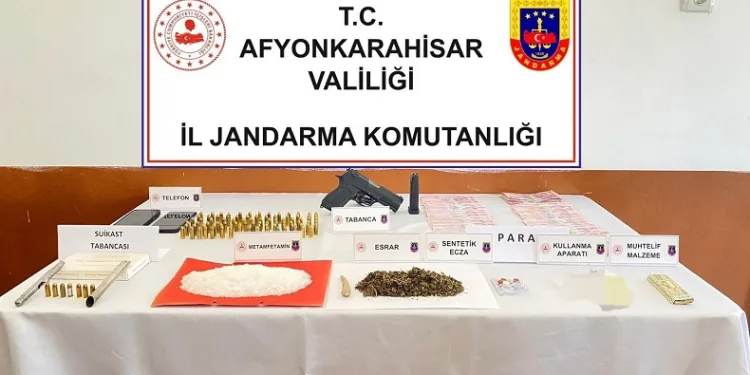 Uyuşturucu satmak isteyen şahıslar suikast silahıyla yakalandı