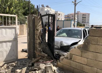 Kontrolden çıkan otomobil bahçe duvarına çarptı