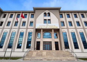Kuşadası’nda aranan iki şahıs yakalandı