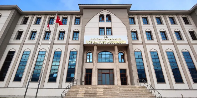 Kuşadası’nda aranan iki şahıs yakalandı