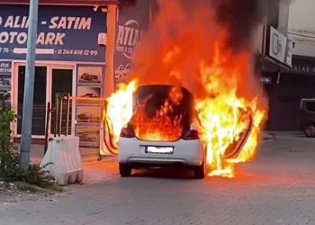Park halindeki otomobil alev topuna döndü