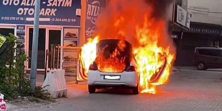 Park halindeki otomobil alev topuna döndü