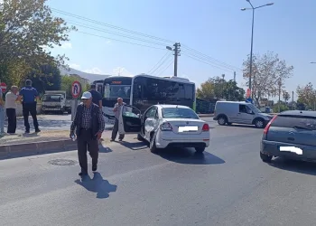 Halk otobüsü ile otomobil çarpıştı