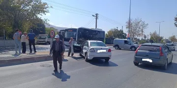 Halk otobüsü ile otomobil çarpıştı