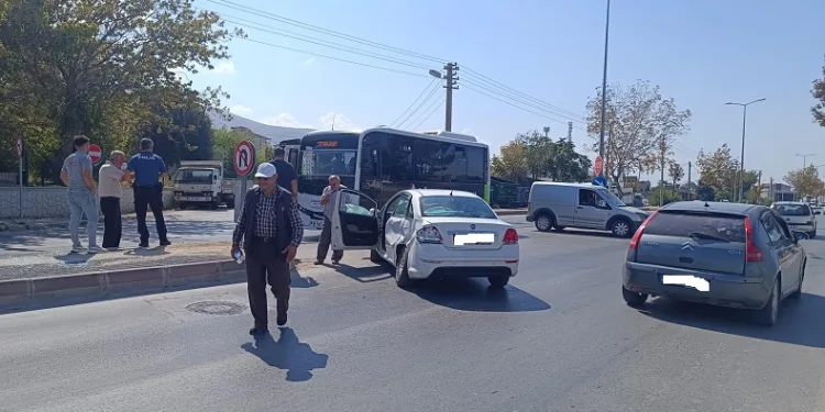 Halk otobüsü ile otomobil çarpıştı