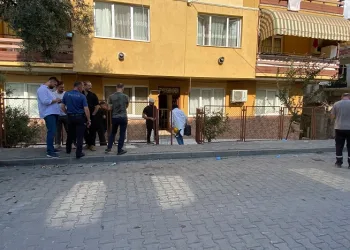 Abisiyle yaşadığı evde bıçaklanmış halde ölü bulundu
