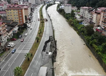 Çöken yol havadan görüntülendi