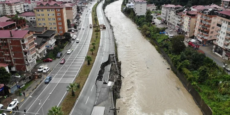 Çöken yol havadan görüntülendi