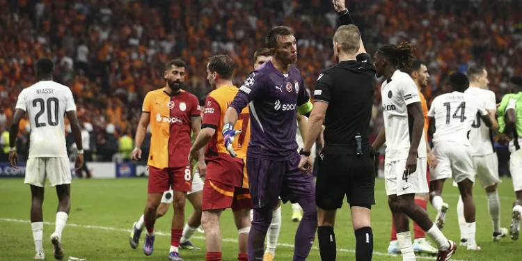 UEFA, Fernando Muslera’ya 3 maç men cezası verdi