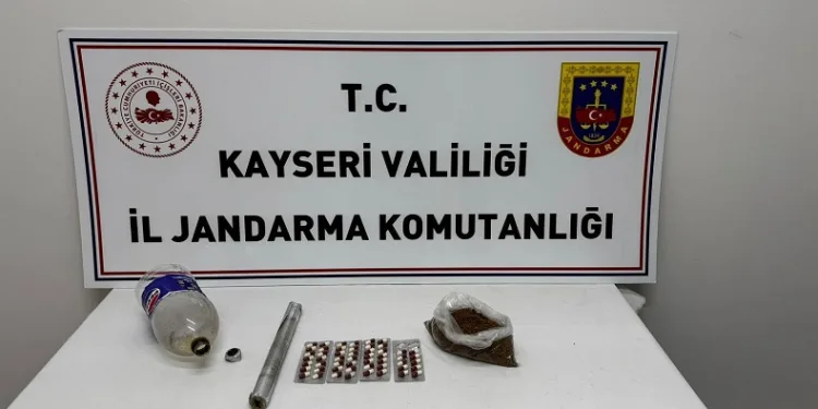Zehir taciri jandarmadan kaçamadı