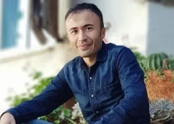Bıçaklanmış halde evde ölü bulunmuştu, son yolculuğuna uğurlandı