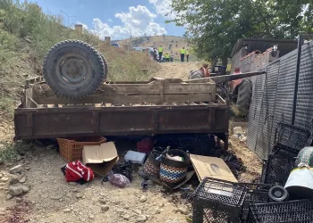 İşçileri taşıyan traktör devrildi: 11 yaralı