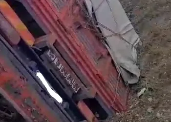 Lastiği patlayan kamyonet devrildi